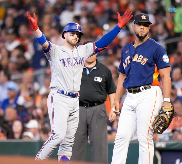 Los Rangers superaron a los Astros y tienen ventaja de dos juegos en la serie por el título de la Americana
