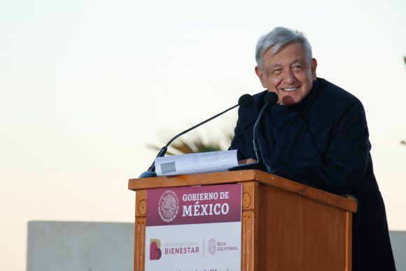2023-11-11-Presidente-AMLO-Programas-para-el-Bienestar-San-Quintin-Baja-California-Foto-09 Anuncia AMLO iniciativa para mantener reducción en IVA e ISR al 50% en las fronteras