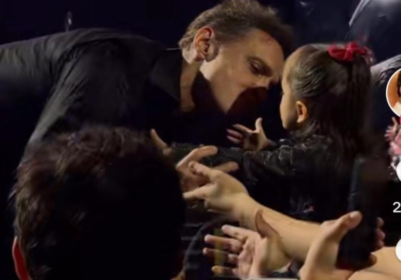 Luis Miguel causa polémica al besar a niña ¿en la boca? durante concierto