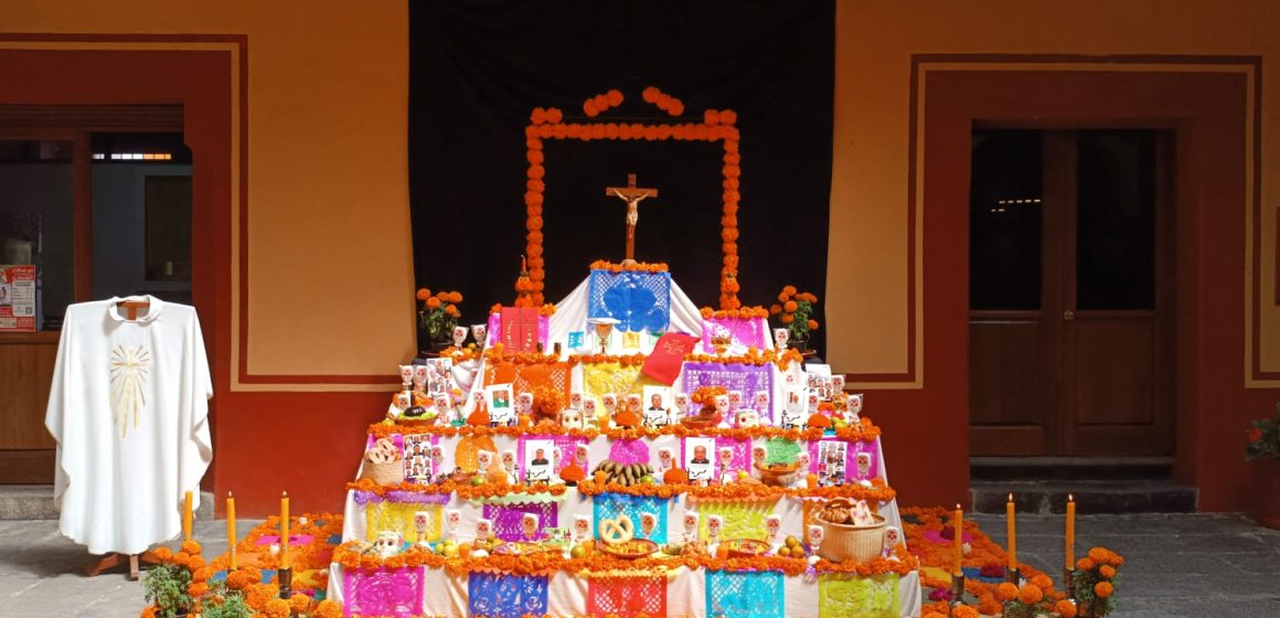 Arquidiócesis de Puebla colocó ofrenda en honor a la festividad religiosa