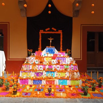 Arquidiócesis de Puebla colocó ofrenda en honor a la festividad religiosa