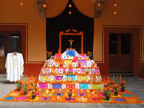 54738f6e-738c-4d28-aecd-d140a8d14483 Arquidiócesis de Puebla colocó ofrenda en honor a la festividad religiosa