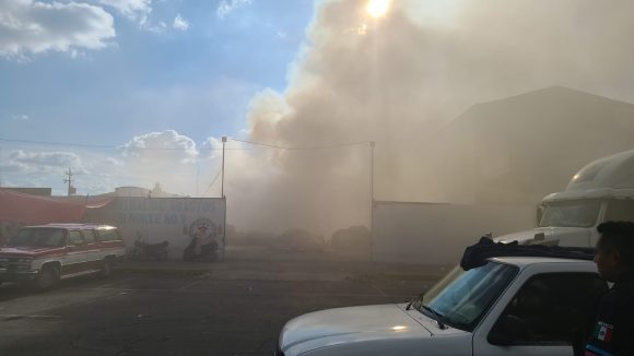 Arde la Dulcería Candy en la Central de Abasto de Puebla