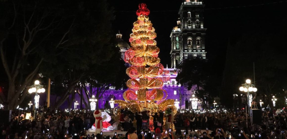 Con el encendido del árbol, en Puebla capital se inicia la temporada navideña