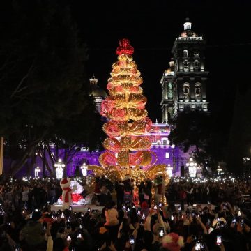 Con el encendido del árbol, en Puebla capital se inicia la temporada navideña