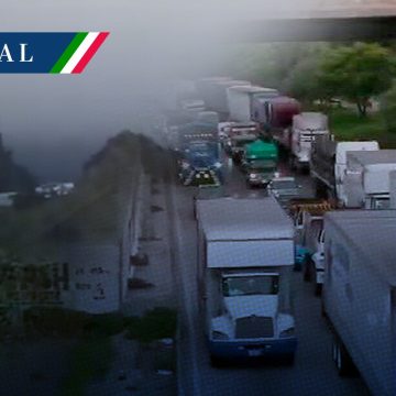Camión se voltea y cierra la autopista Puebla-Orizaba