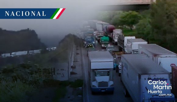Camión se voltea y cierra la autopista Puebla-Orizaba