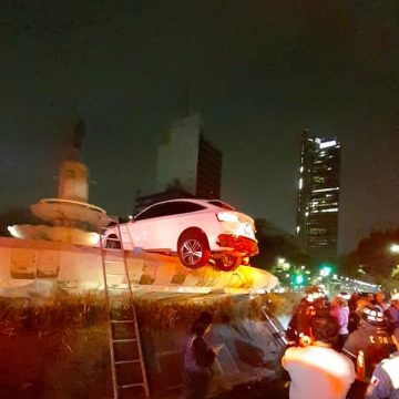 (VIDEO) Camioneta se ‘sube’ a la fuente de la Diana Cazadora en CDMX