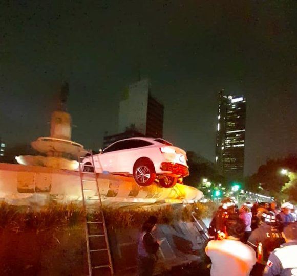 (VIDEO) Camioneta se ‘sube’ a la fuente de la Diana Cazadora en CDMX