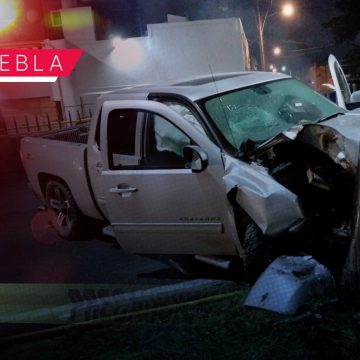 Choca camioneta contra poste de luz en la 74 Poniente