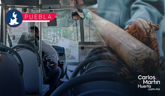 Chofer estrella con un bat parabrisas de alimentadora de RUTA