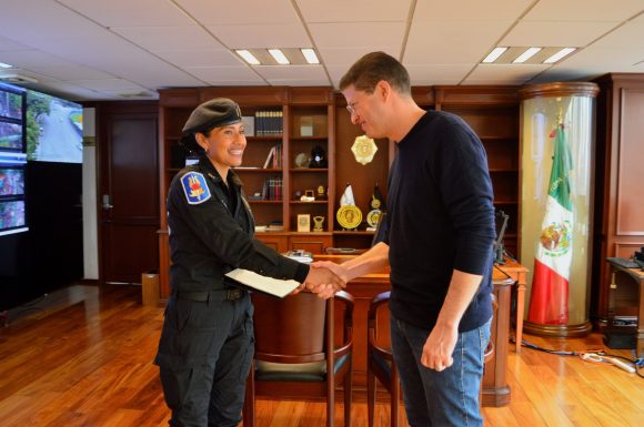 Ascienden a Arizbeth, policía que amamantó a bebé en Acapulco tras “Otis”