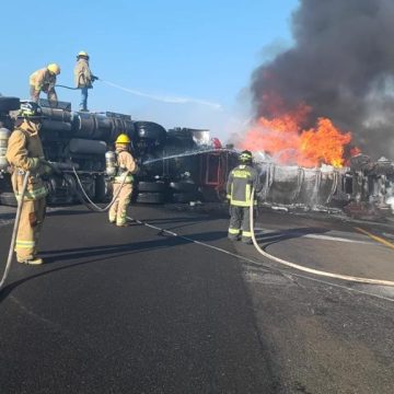 Por volcadura e incendio de dos pipas permanece cerrada autopista Orizaba – Puebla