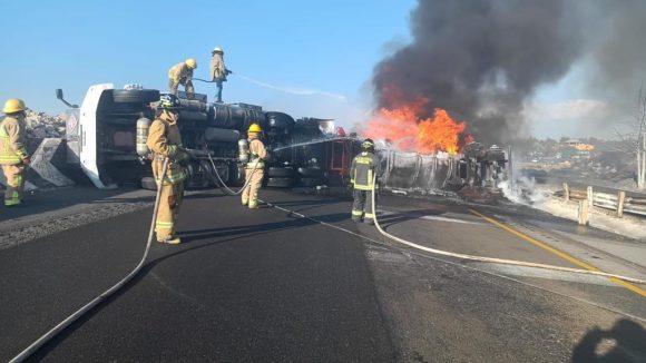 Por volcadura e incendio de dos pipas permanece cerrada autopista Orizaba – Puebla