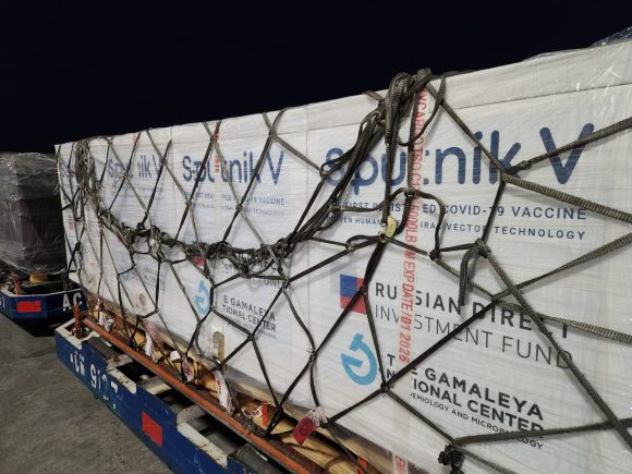 Arriban a México 592 mil dosis de Sputnik V contra COVID-19