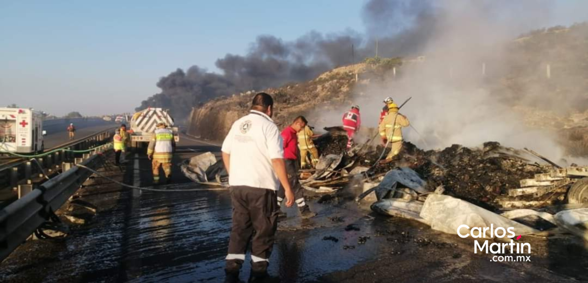 10 horas permaneció cerrada la autopista Puebla – Córdoba por volcadura e incendio de pipas