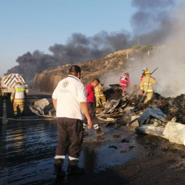 10 horas permaneció cerrada la autopista Puebla – Córdoba por volcadura e incendio de pipas