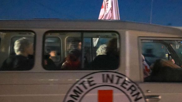 Hamás libera a 17 rehenes e Israel a 39 presos
