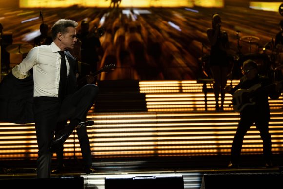 (VIDEO) Luis Miguel sufre caída durante concierto de la CDMX