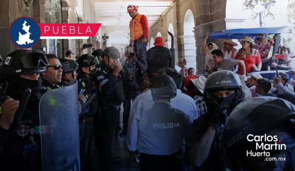 Manifestación - La Resurrección - Palacio Municipal Protestan habitantes de La Resurrección por clausura de negocios