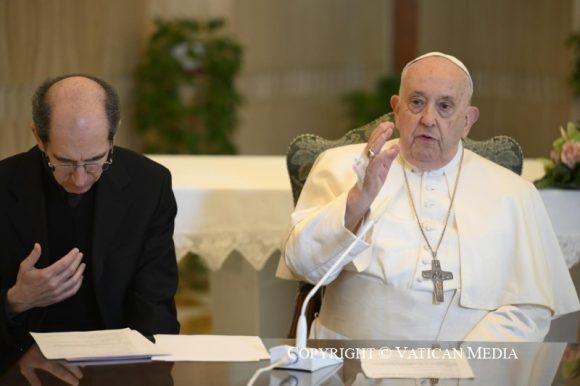 Papa Francisco tiene inflamación pulmonar y reza desde su casa