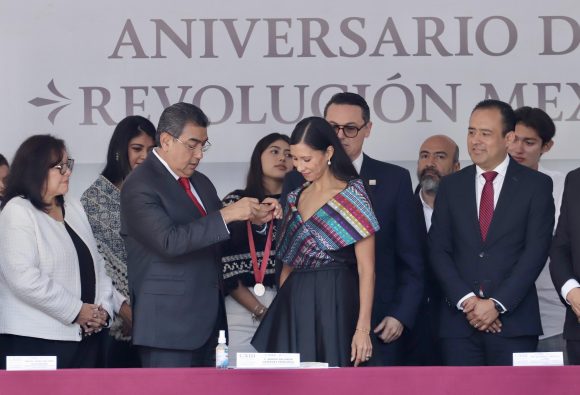 Participa LXI Legislatura en entrega de la Medalla “Carmen Serdán”