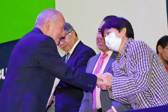 Rectora Lilia Cedillo entrega reconocimiento por antigüedad a 505 trabajadores