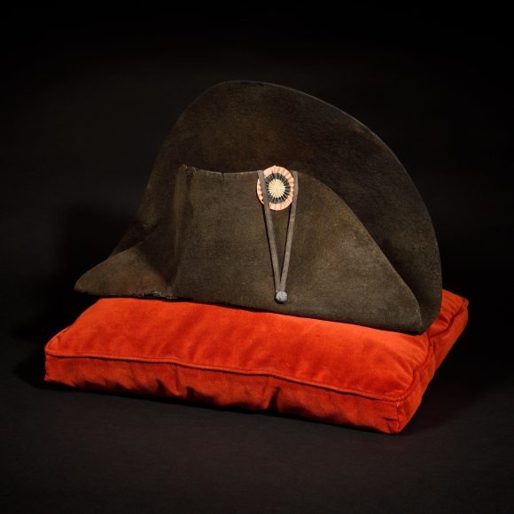 Subastan sombrero de Napoleón en 2.1 mdd