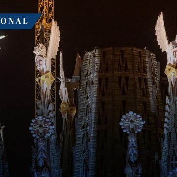 (VIDEO) Iluminan las cuatro torres de los Evangelistas de la Sagrada Familia