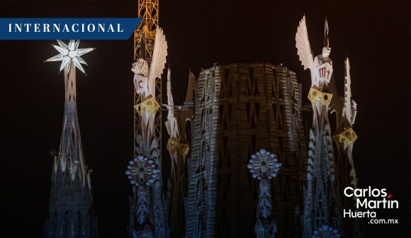 (VIDEO) Iluminan las cuatro torres de los Evangelistas de la Sagrada Familia