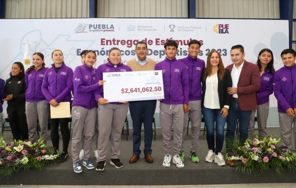 El gobernador, Sergio Salomón, presidió la entrega de estímulos económicos a deportistas
