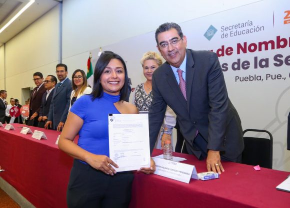 Con entrega de nombramientos, gobierno estatal reconoce a docentes y brinda certeza laboral