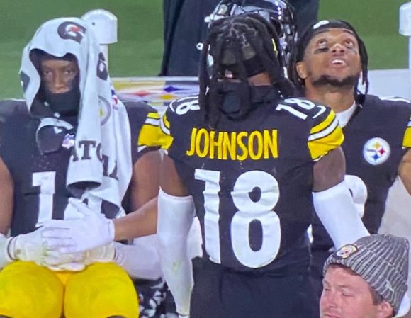 Con sufrimiento incluido, los Acereros superan a los Titanes en el arranque de la Semana 9