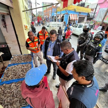 Ayuntamiento realiza operativo para verificar medidas preventivas en zona de pescaderías