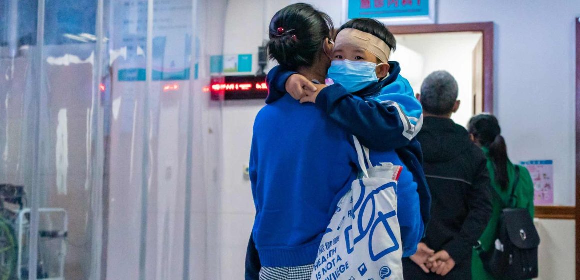 China registra incremento de casos de neumonía infantil