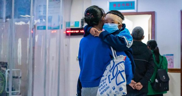 China registra incremento de casos de neumonía infantil