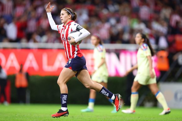 Las Chivas rescatan el empate ante el América Femenil y la semifinal se decidirá en el Azteca