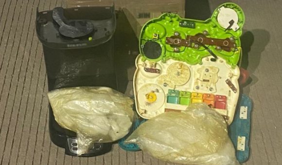 En Sinaloa, Guardia Nacional asegura paquetes con aparente droga ocultos en juguete didáctico y cafetera