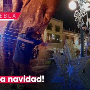 ¡Llegó la navidad! Comienzan a colocar adornos navideños en Puebla