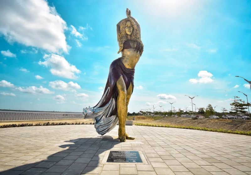 En Barranquilla develan estatua de 6.5 metros de Shakira