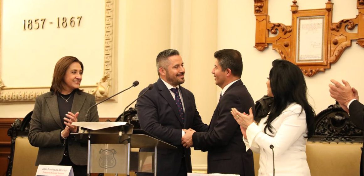 Aprueba cabildo poblano licencia definitiva de Eduardo Rivera como presidente municipal