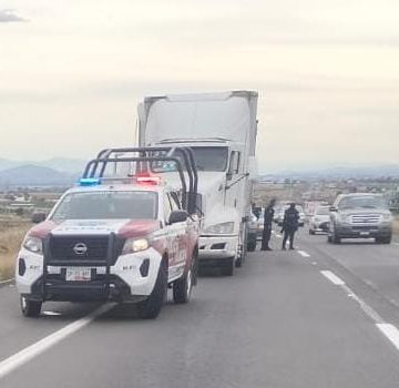 Policía Estatal y municipal de Atlixco recuperan tráiler robado con violencia en Tepeojuma
