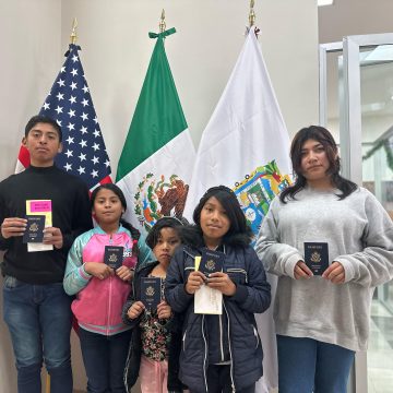 Entrega gobierno estatal pasaportes americanos a niñas, niños y jóvenes poblanos binacionales
