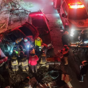 Aparatoso accidente deja 4 personas prensadas en Amozoc
