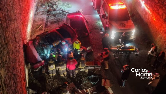 Aparatoso accidente deja 4 personas prensadas en Amozoc