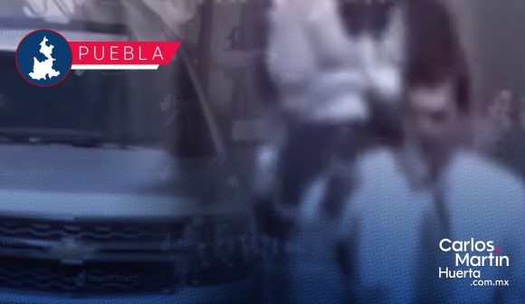 Portada Alex Cruz, aspirante a la presidencia de Puebla lanza piedra a vehículo CMH Alex Cruz, aspirante a la presidencia de Puebla lanza piedra a vehículo