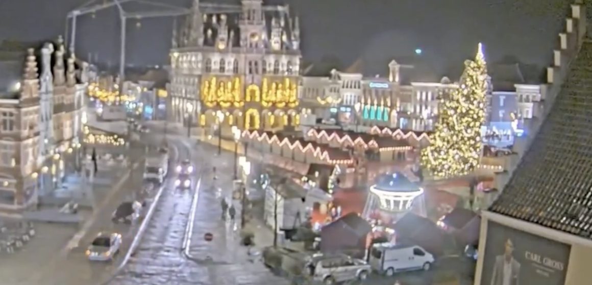 (VIDEO) Árbol de navidad se desploma y mata a mujer en Bélgica