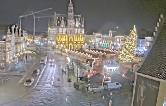 (VIDEO) Árbol de navidad se desploma y mata a mujer en Bélgica