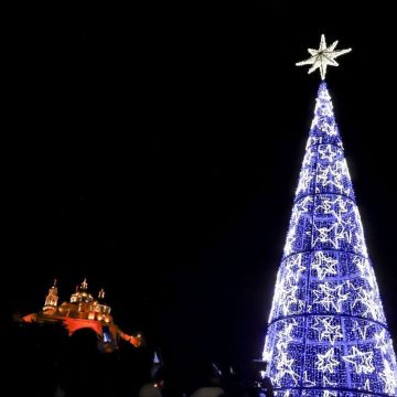 Con éxito se enciende el árbol navideño en San Andrés Cholula