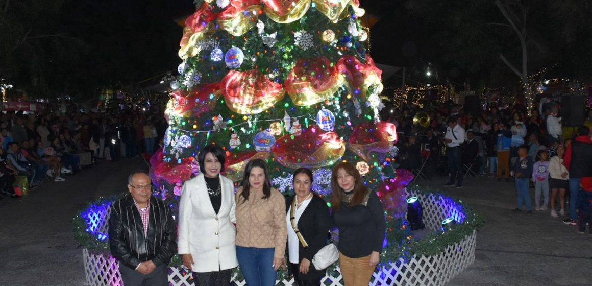 Encienden árbol navideño en San Martín Texmelucan; acuden más de mil personas